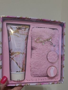 Paris Hilton Rose Veil Pink Foot Lotion & Plush Socks Gift Set
